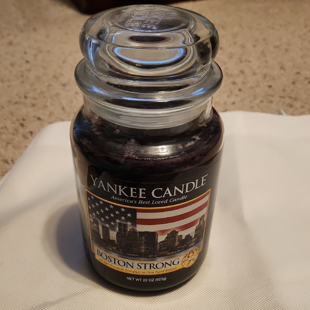 Limited Edition 2013 Yankee Candle Boston Strong 22 Oz NEW